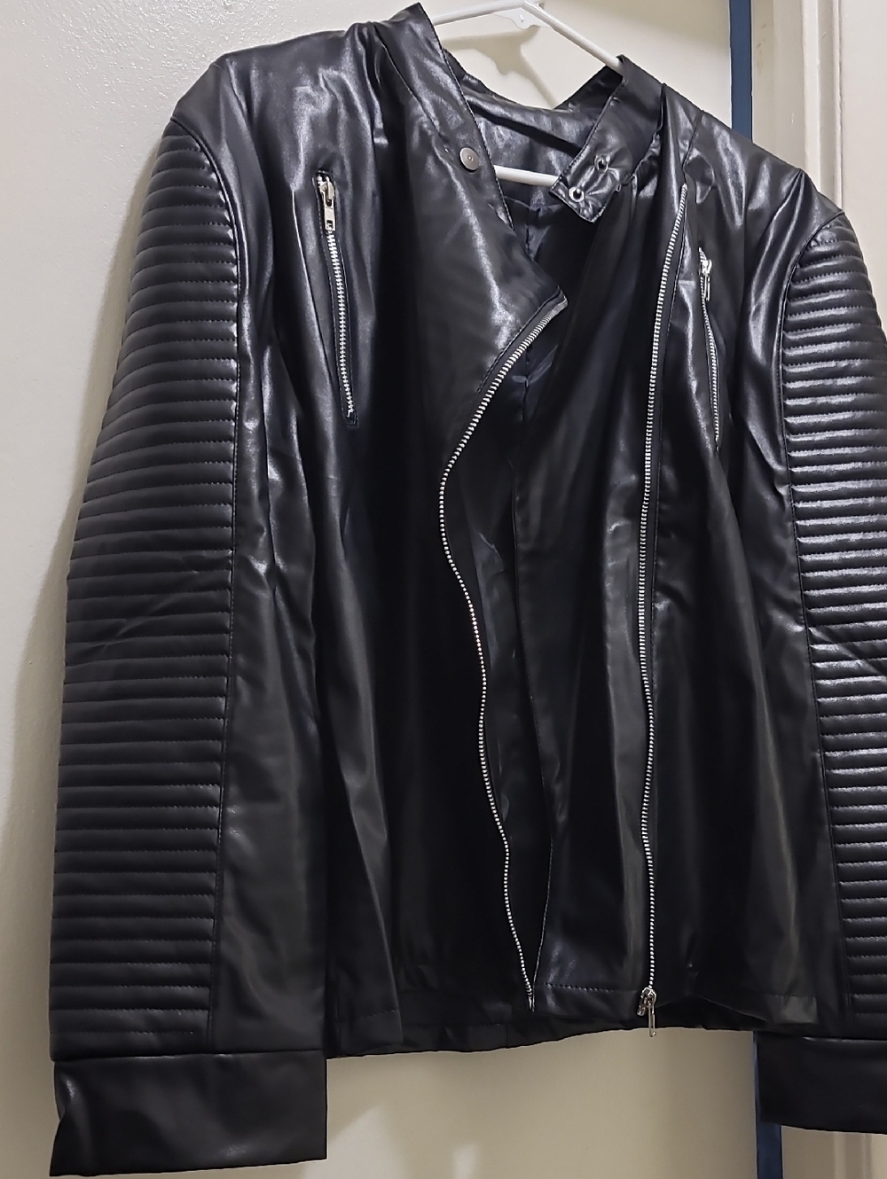 Classic Black Quilted Sleeve Chic Leather Jacket - Women - Picture 7 of 11
